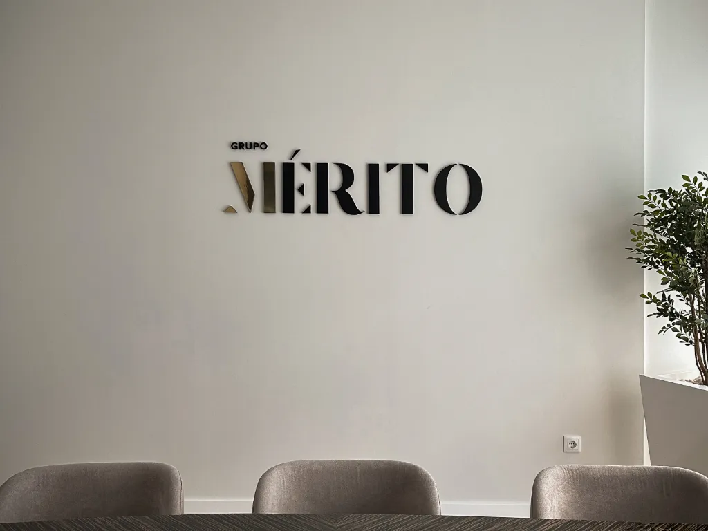 Foto da sala de reuniões grande do Grupo Merito Invest