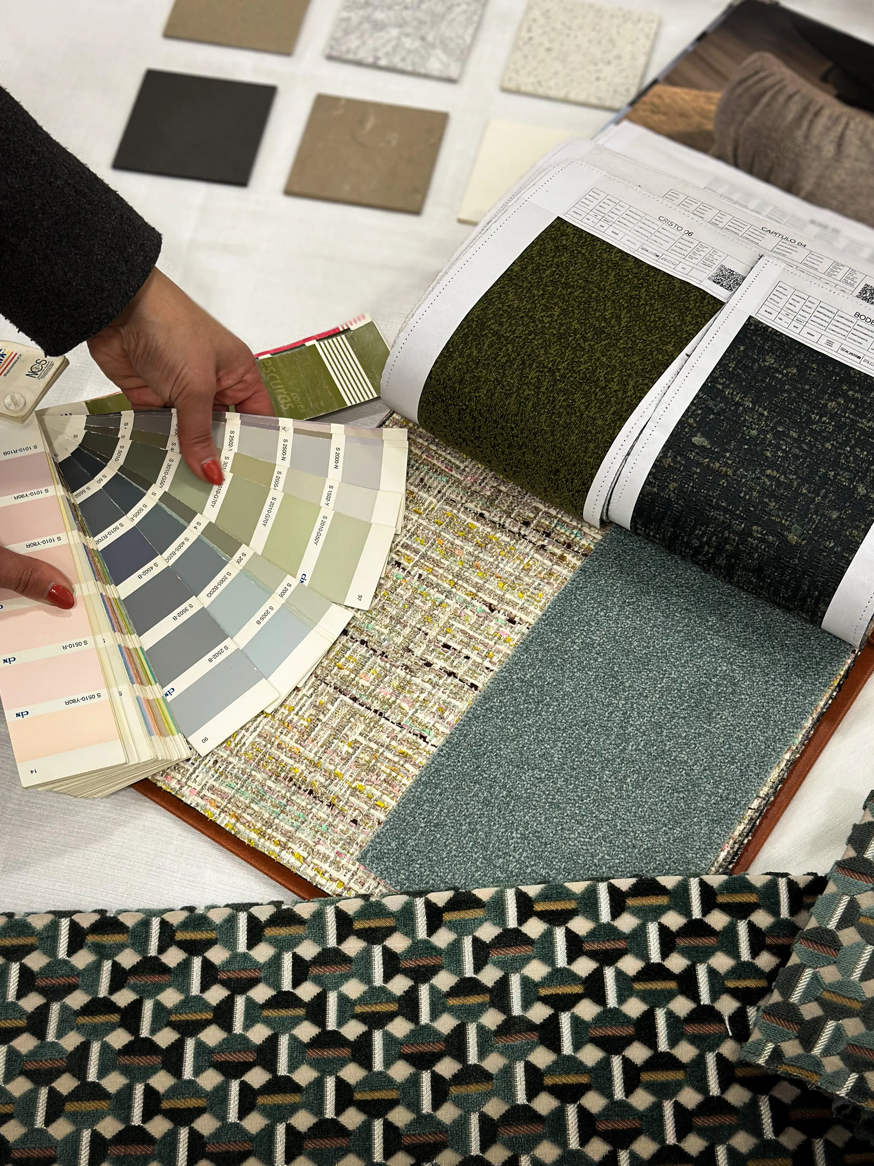 Reunião de consultoria no showroom da Espaços Miranda, para discutir materiais e acabamentos