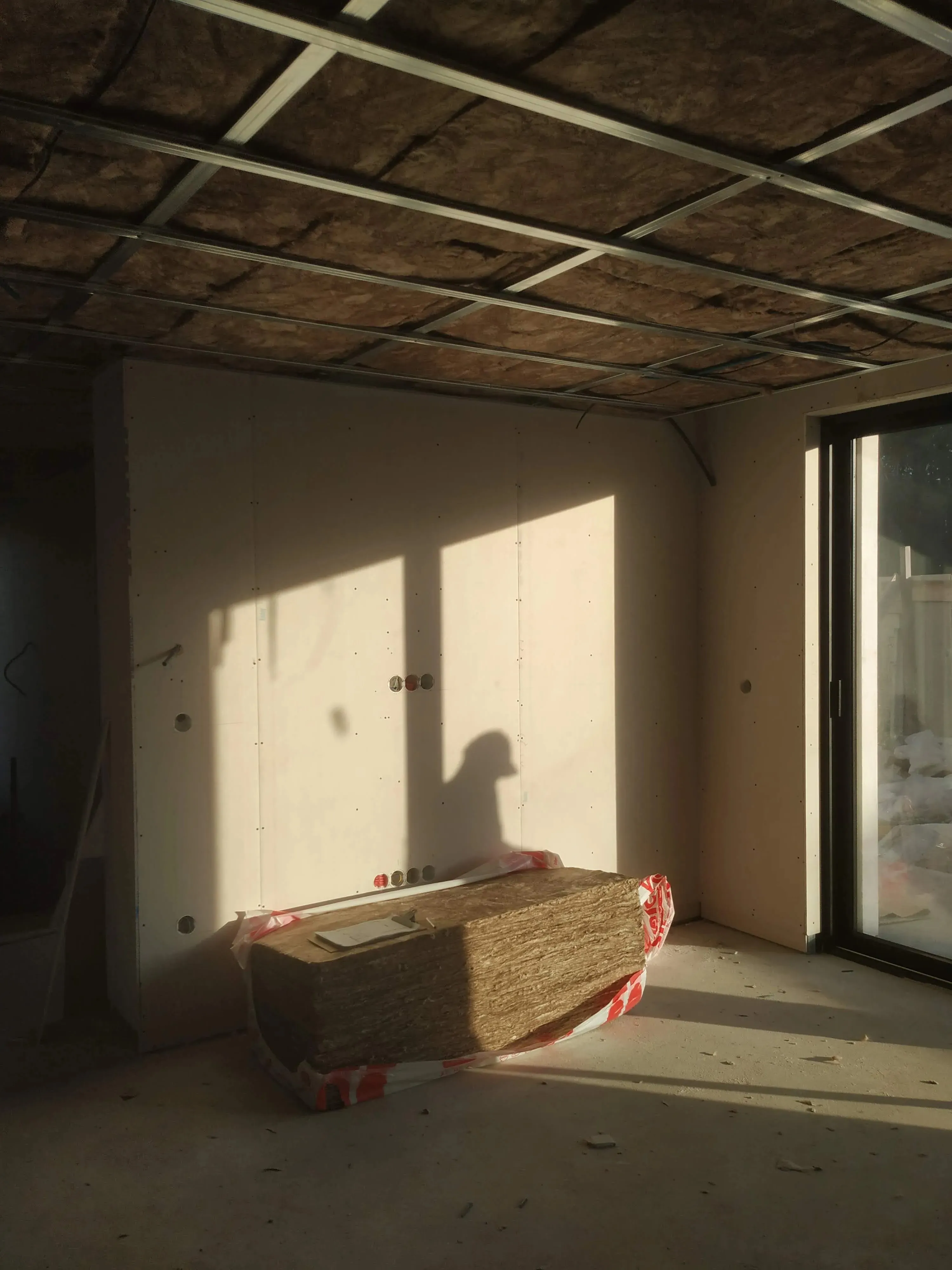 Equipe da Espaços Miranda realizando medições no local da obra.