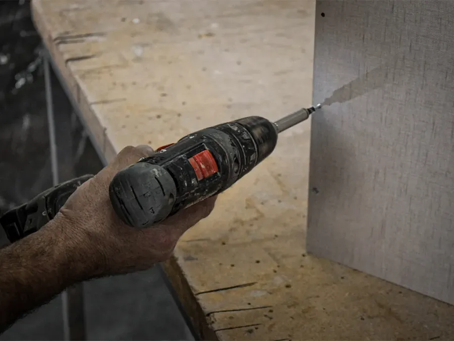 Montagem de mobiliário personalizado pela equipe de produção