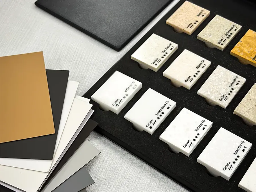 Imagem detalhada de amostras de materiais em reunião de consultadoria