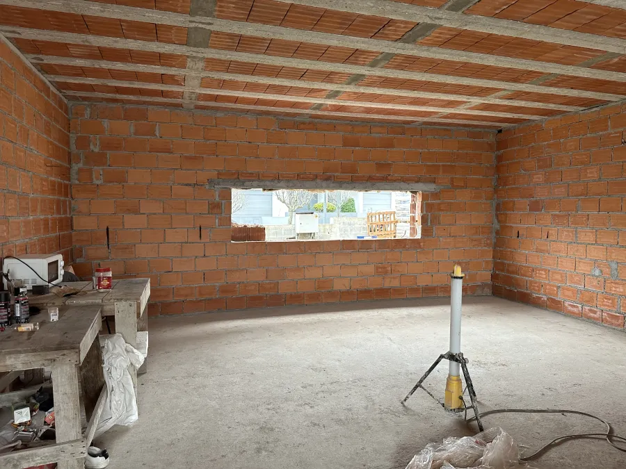 Levantamento de dimensões e detalhes estruturais no espaço em construção