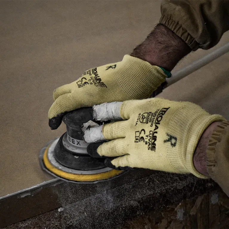 Processo em detalhe de lixa de madeira na fábrica da Espaços Miranda