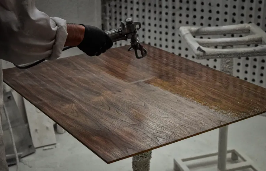 Aplicação de acabamento e pintura em peças de mobiliário.