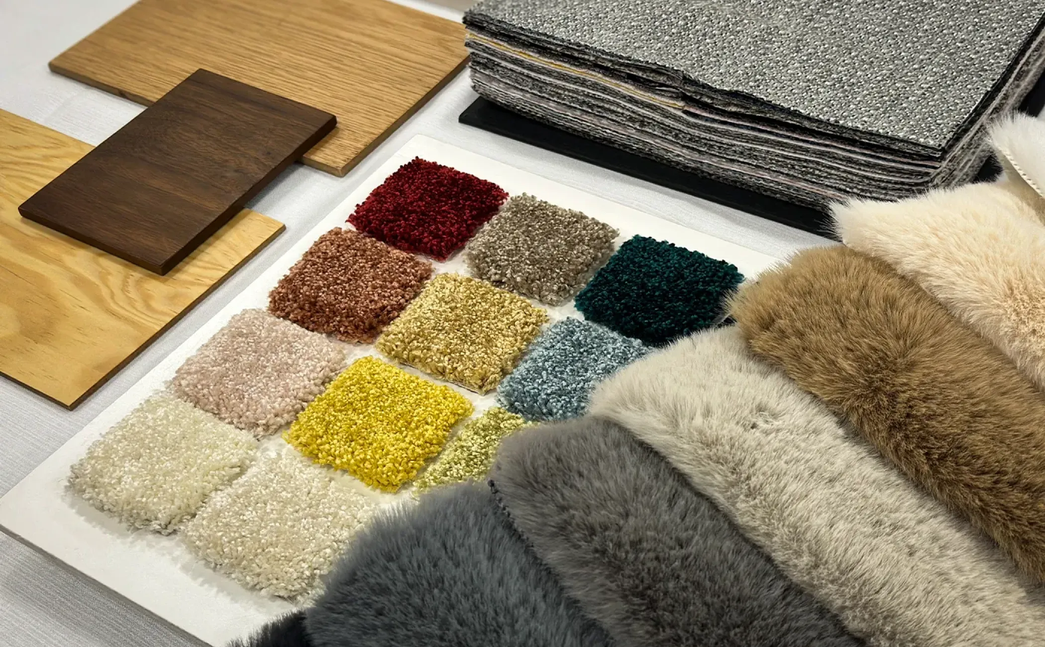 Seleção de materiais para design de interiores, incluindo amostras de tecidos e madeira