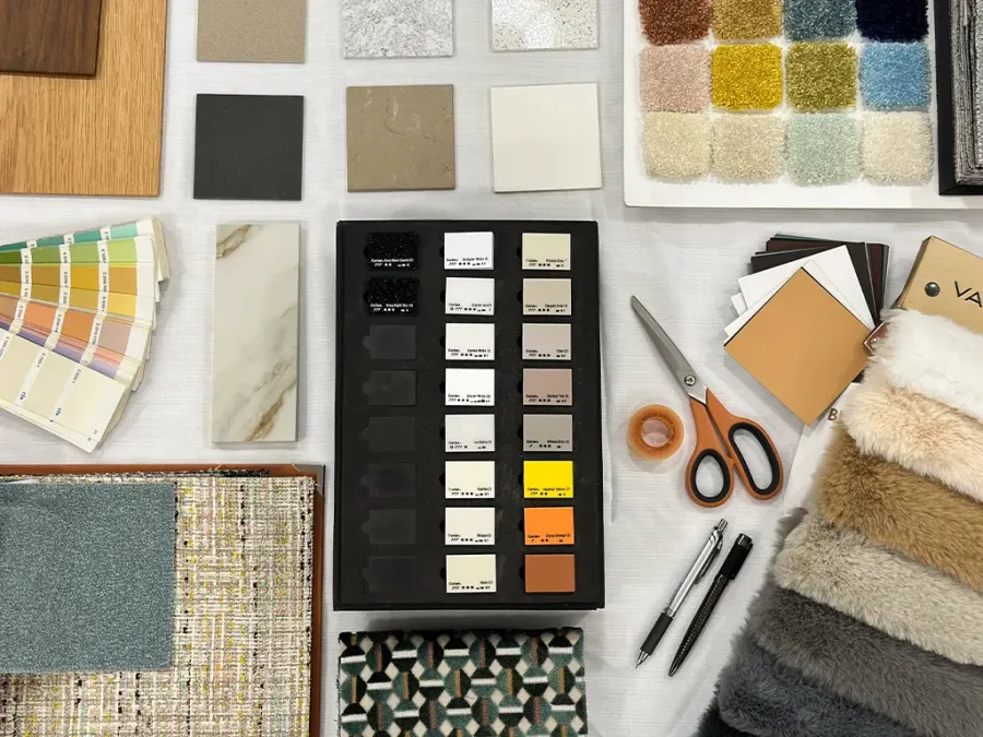 Seleção de paletas de cores e texturas em reunião de consultoria