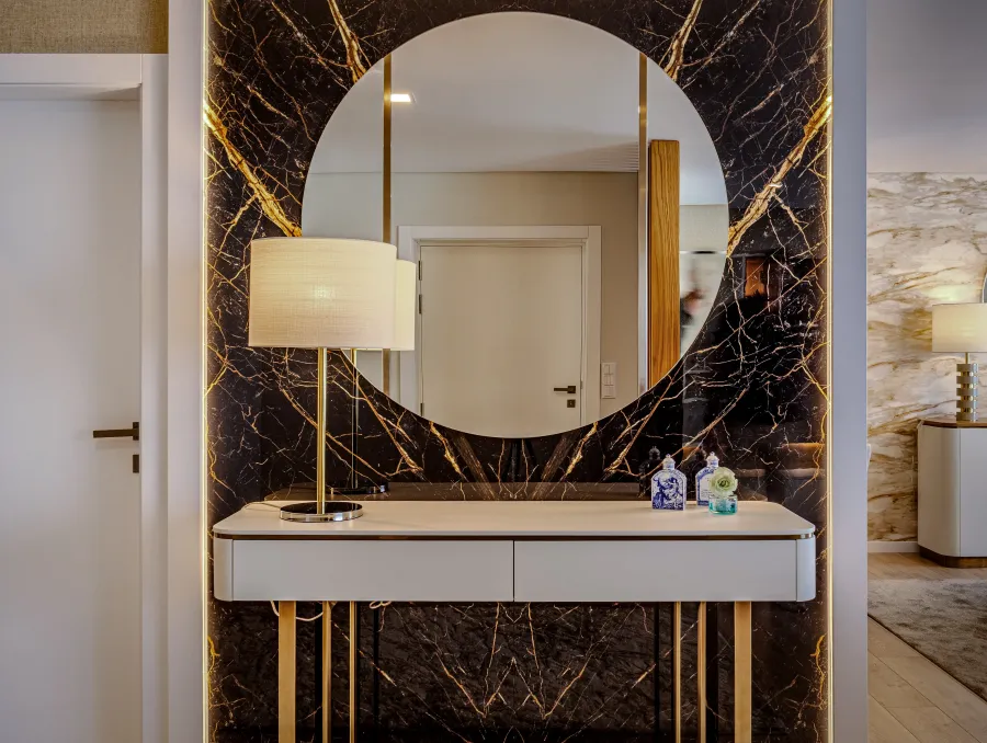 Fotografia Hall de entrada Moderno com Tons neutros e Marmore Preto