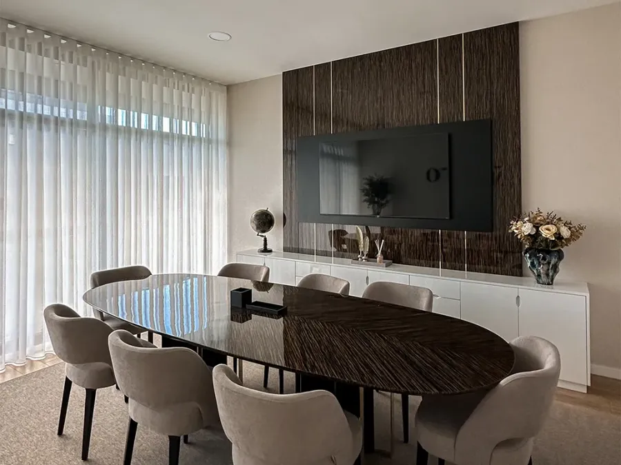 Fotografia de um gabinete da obra finalizada com mobiliário em madeira alto brilho e detalhes dourados