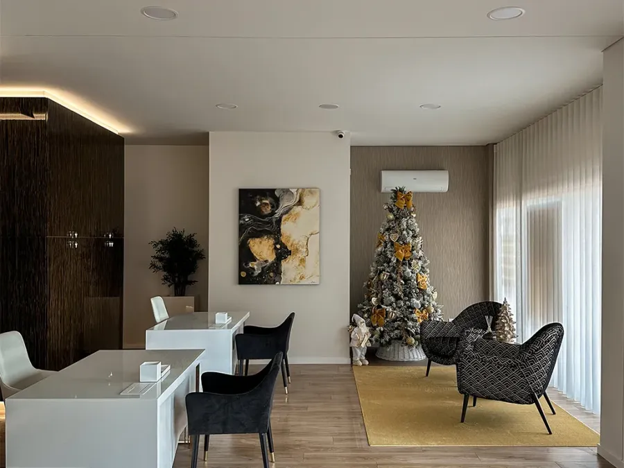 Fotografia do espaço final com o detalhe da árvore de natal